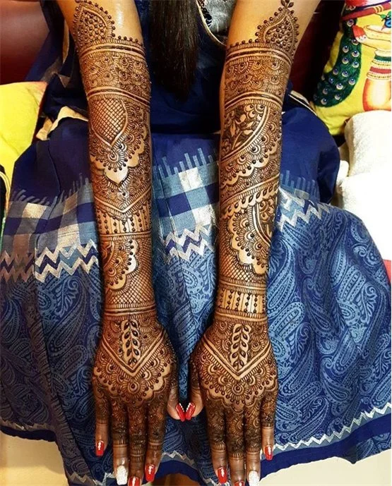 Scallop Garland Accent Blending Into Stylish Full Hand Mehndi Design